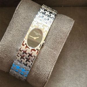 Beautiful DIOR ladies watch, model D70-100. Vintage. Stainless steel/black dial.